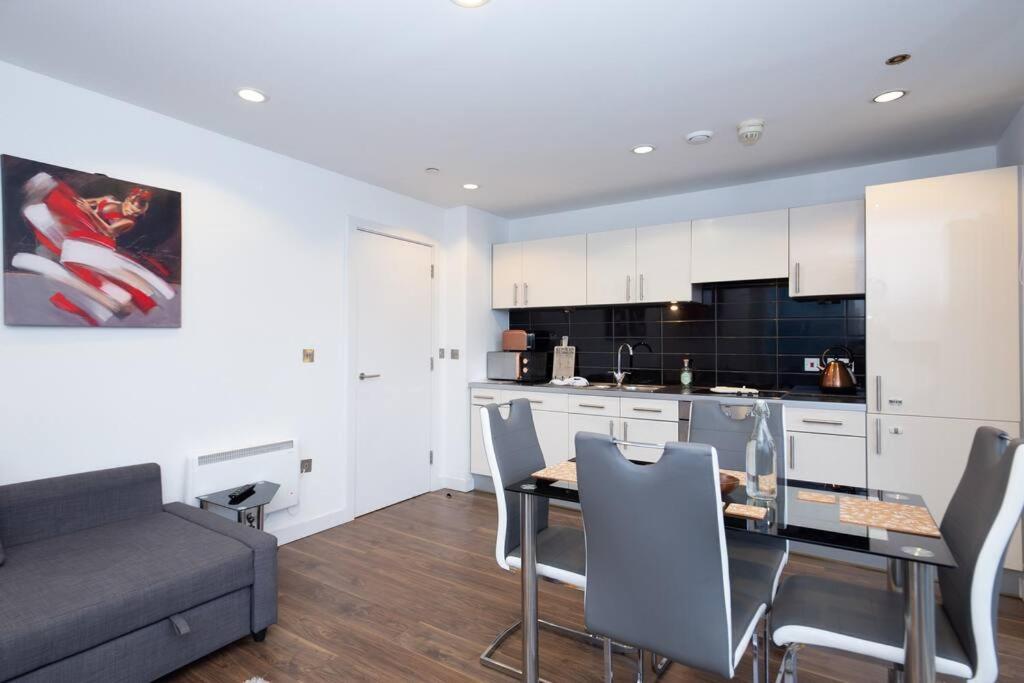 Stylish Mediacity 2Bed, Sleeps 6, Amazing Views مانشستر المظهر الخارجي الصورة