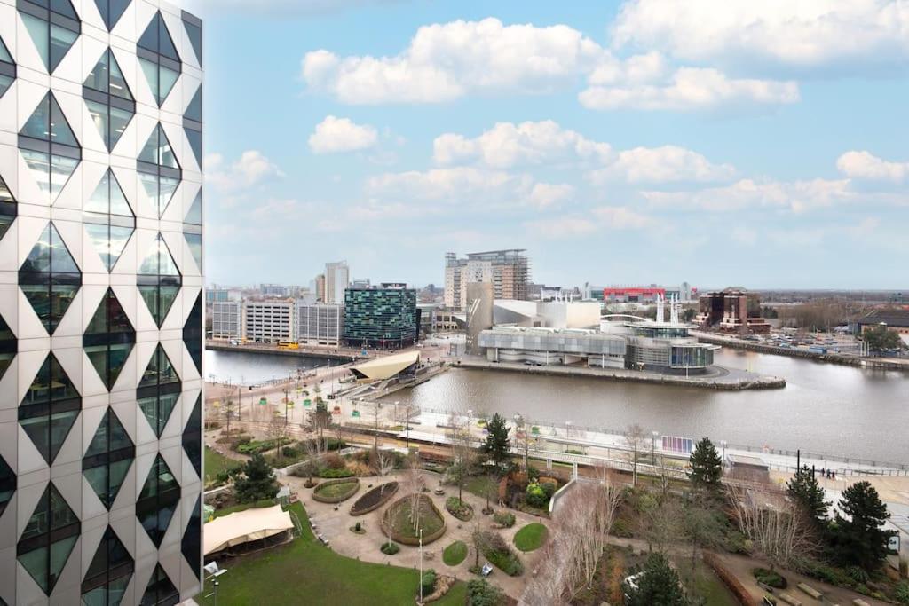 Stylish Mediacity 2Bed, Sleeps 6, Amazing Views مانشستر المظهر الخارجي الصورة
