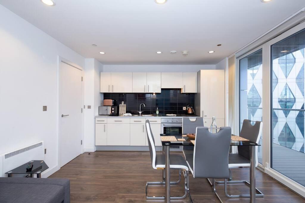 Stylish Mediacity 2Bed, Sleeps 6, Amazing Views مانشستر المظهر الخارجي الصورة