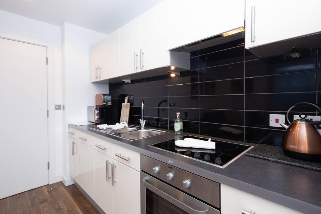 Stylish Mediacity 2Bed, Sleeps 6, Amazing Views مانشستر المظهر الخارجي الصورة