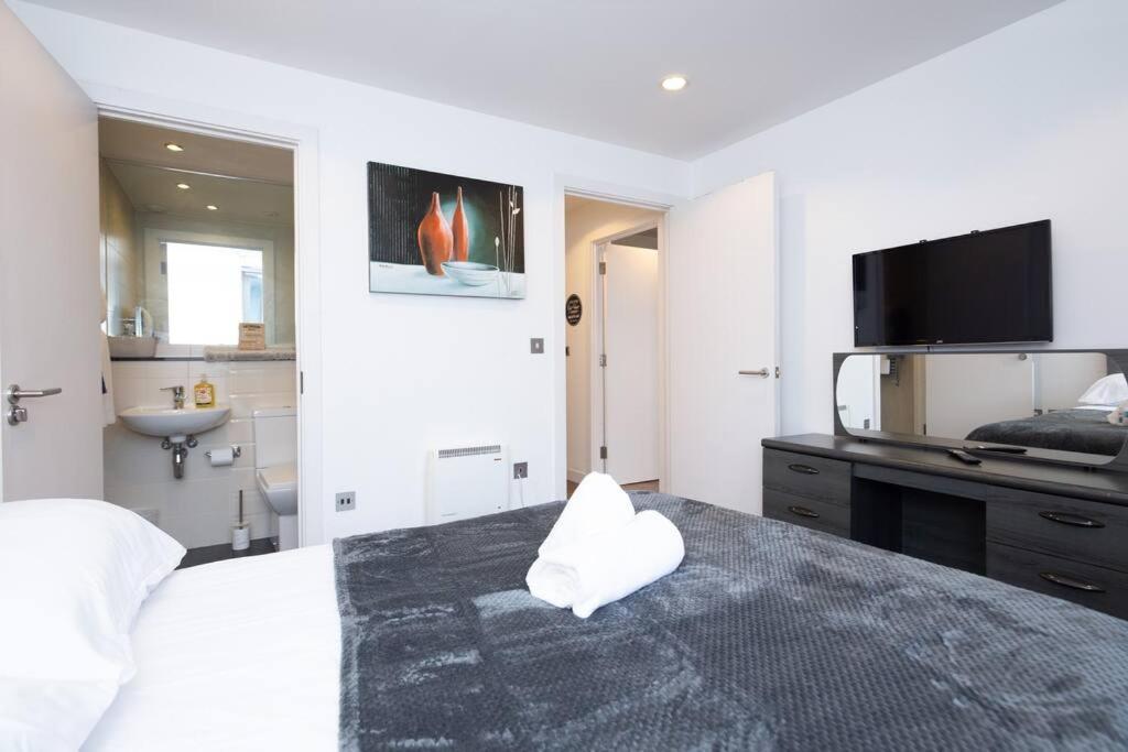 Stylish Mediacity 2Bed, Sleeps 6, Amazing Views مانشستر المظهر الخارجي الصورة