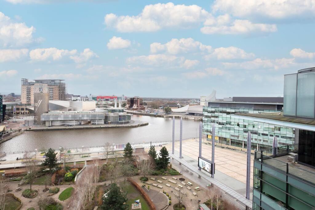 Stylish Mediacity 2Bed, Sleeps 6, Amazing Views مانشستر المظهر الخارجي الصورة