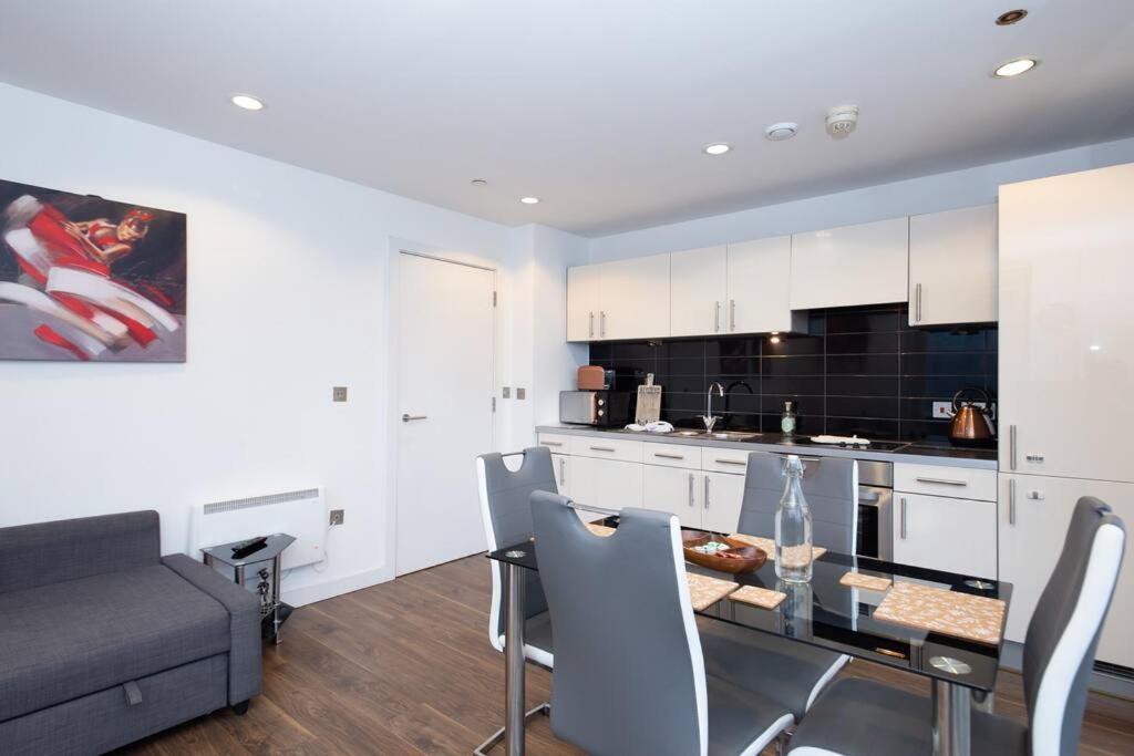 Stylish Mediacity 2Bed, Sleeps 6, Amazing Views مانشستر المظهر الخارجي الصورة