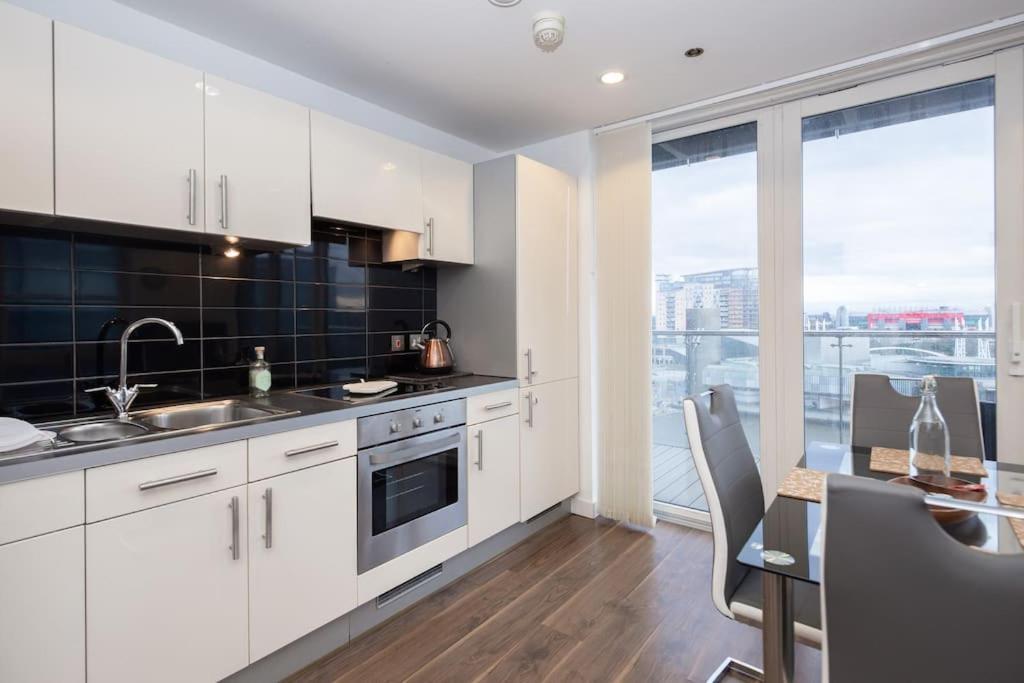 Stylish Mediacity 2Bed, Sleeps 6, Amazing Views مانشستر المظهر الخارجي الصورة