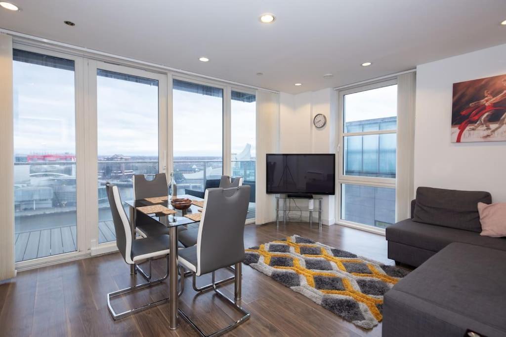 Stylish Mediacity 2Bed, Sleeps 6, Amazing Views مانشستر المظهر الخارجي الصورة